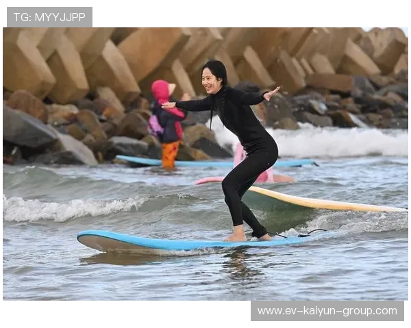 冲浪女子组选手在浪上连转三圈